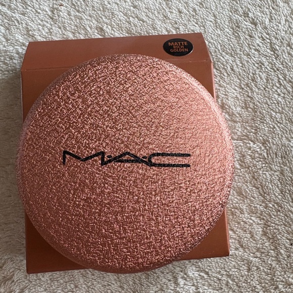 Rich Golden- Sunstruck Matte Bronzer by MAC - Picture 2 of 4